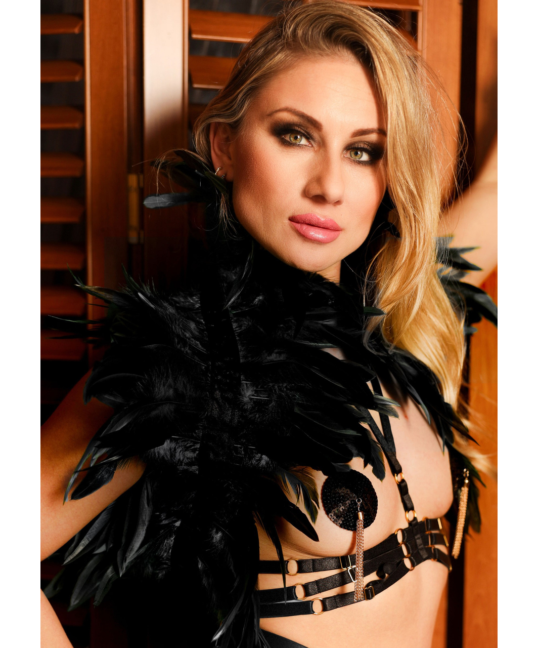 Kinky Diva Plumerous feather shoulder wrap